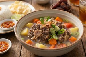 Resep sop buntut untuk buka puasa yang enak dan kuahnya gurih, ini triknya biar dagingnya empuk
