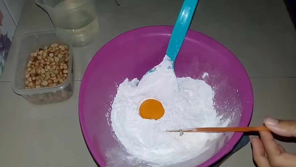Cukup 1 tepung dan 1 kuning telur, rempeyek langsung renyah seperti buatan warung