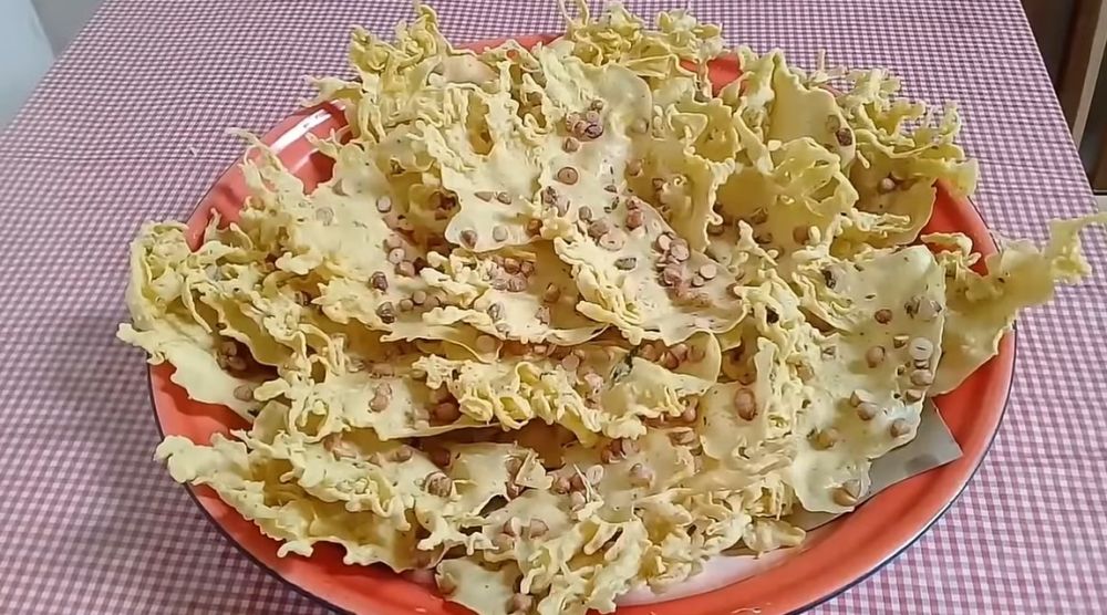 Cukup 1 tepung dan 1 kuning telur, rempeyek langsung renyah seperti buatan warung