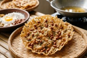 Cukup 1 tepung dan 1 kuning telur, rempeyek langsung renyah seperti buatan warung