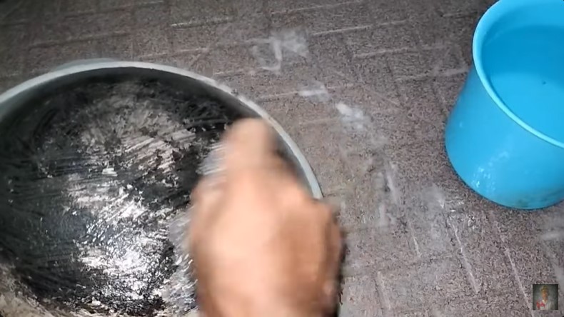 Capek gosok wajan tapi tetap hitam? Intip trik simpel bikin pantat wajan kinclong lagi
