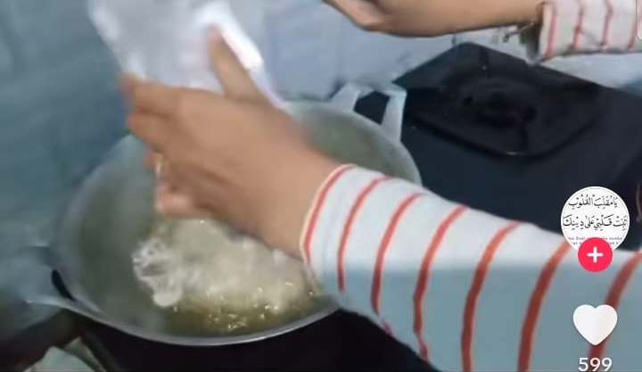 Bukan pakai terigu, ini trik bikin bawang goreng anti gosong buat pelengkap opor dan rendang