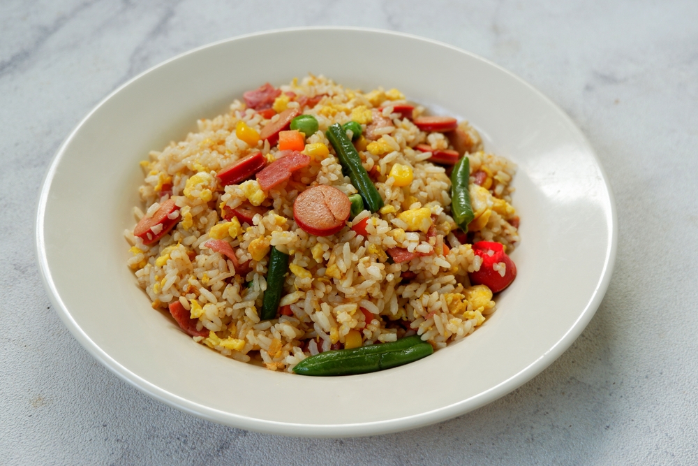 5 resep nasi goreng enak untuk mengatasi lapar tengah malam, masaknya gampang