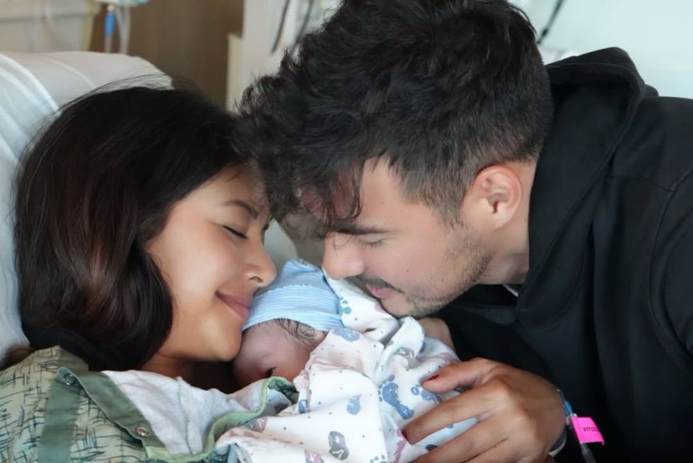 Potret perdana anak Aurelie Moeremans dan Tyler Bigenho yang lahir di California