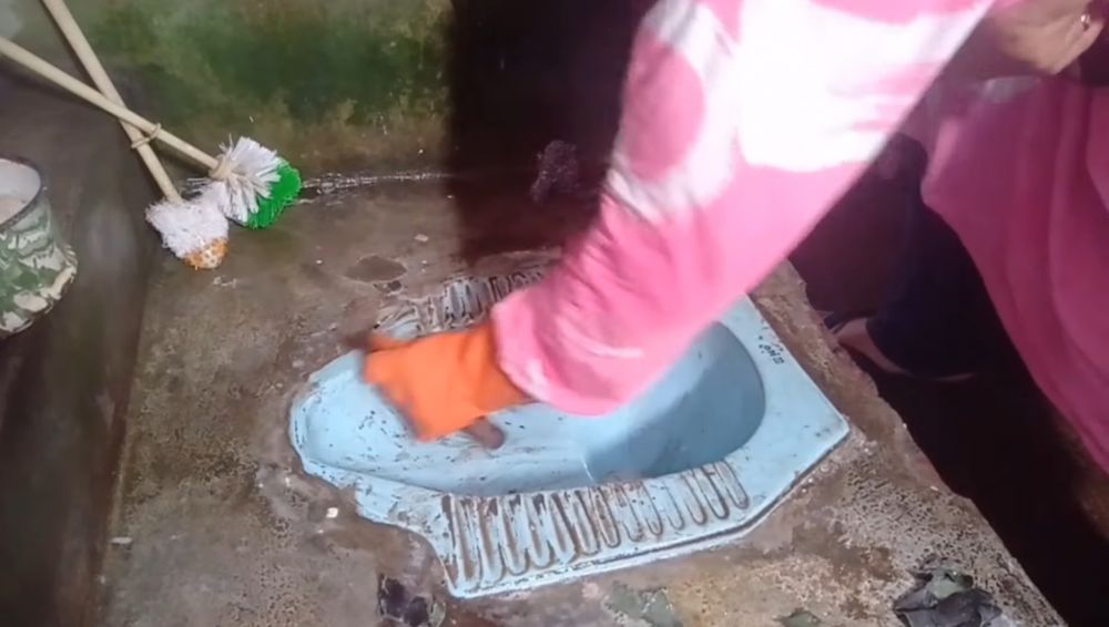 Kloset berkerak parah? Intip trik bersihkan pakai cuka dan sabun cuci piring tanpa baking soda