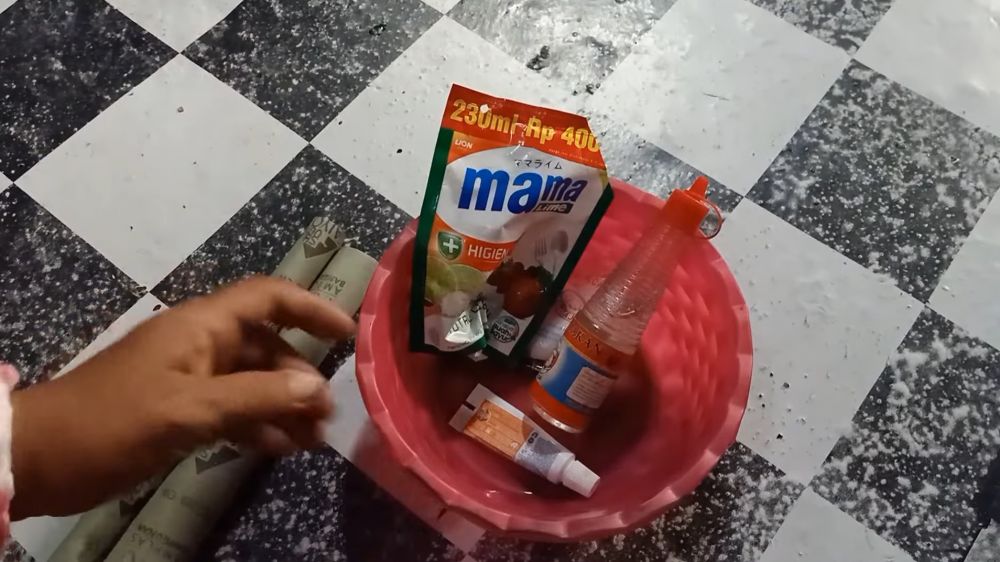 Kloset berkerak parah? Intip trik bersihkan pakai cuka dan sabun cuci piring tanpa baking soda