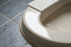 Kloset berkerak parah? Intip trik bersihkan pakai cuka dan sabun cuci piring tanpa baking soda