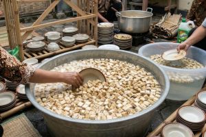 Kewalahan cuci piring pas Lebaran? Intip trik pakai pelepah pisang yang bikin lemak cepat luruh