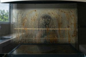 Cara membersihkan kaca oven kusam untuk persiapan Lebaran, pakai tambahan 1 bahan dapur