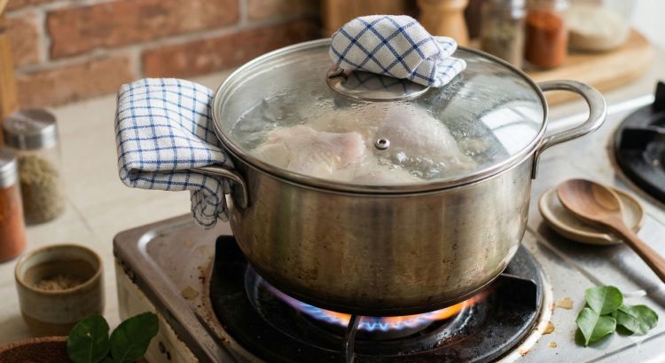 Opor ayam kampung tua nggak lagi alot, cara masak hemat gas ini penyelamat saat Lebaran