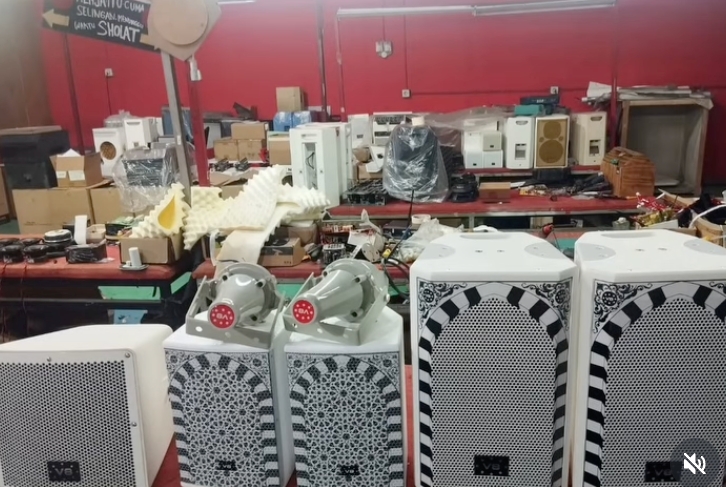 7 Potret sumbangan set audio system Vidi Aldiano ke mushola sehari sebelum berpulang
