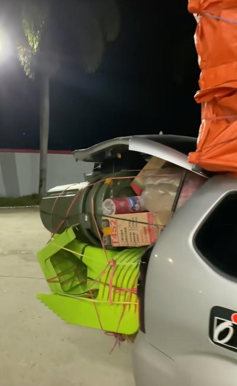 5 Penampakan mobil bawa seluruh ‘isi rumah’, netizen: Aku kuat, aku hebat, aku njengat