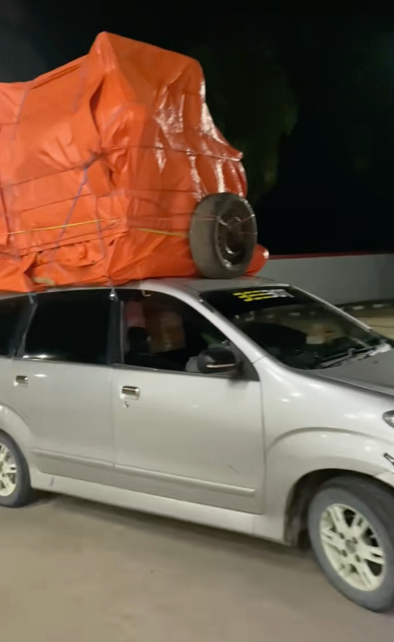 5 Penampakan mobil bawa seluruh ‘isi rumah’, netizen: Aku kuat, aku hebat, aku njengat