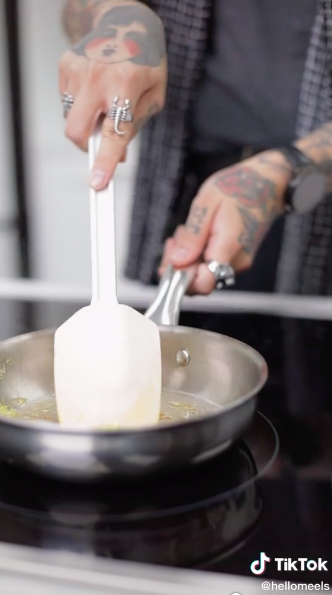 Selama ini salah cara membersihkan wajan stainless, padahal solusinya cuma butuh cuka