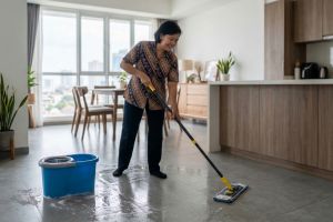 Bukan pakai karbol, ini cara efektif mengepel lantai pakai cuka agar tamu Lebaran nyaman