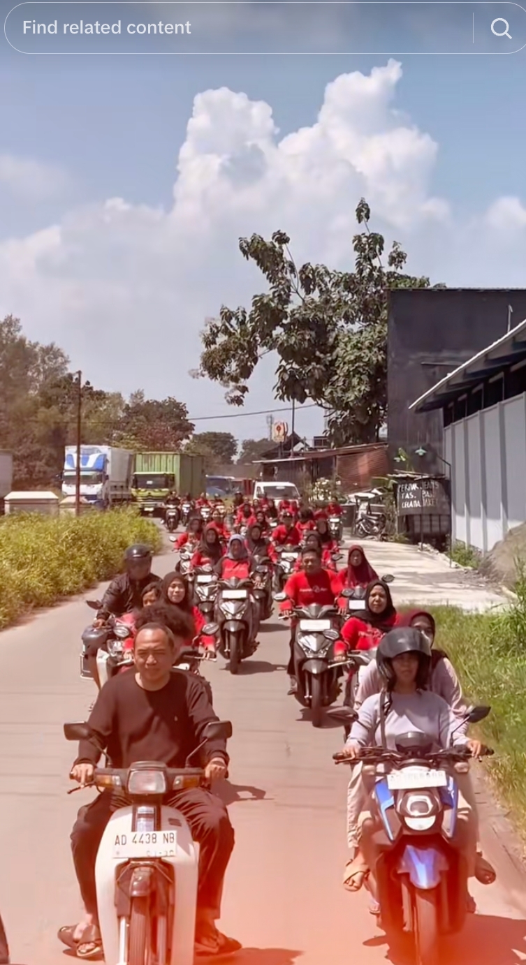 Bahagianya tembus layar, 29 karyawan resto ini dapat THR motor baru masing-masing satu