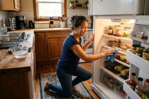 Kulkas bau amis setelah Lebaran? 4 Cara membersihkannya dari sisa daging dan makanan