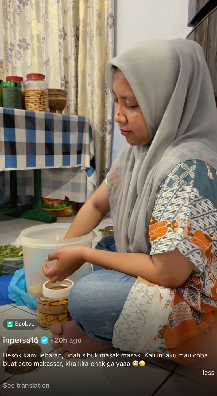9 Momen hangat Indah Permatasari masak coto Makassar Lebaran bareng mertua dan keluarga di Baubau