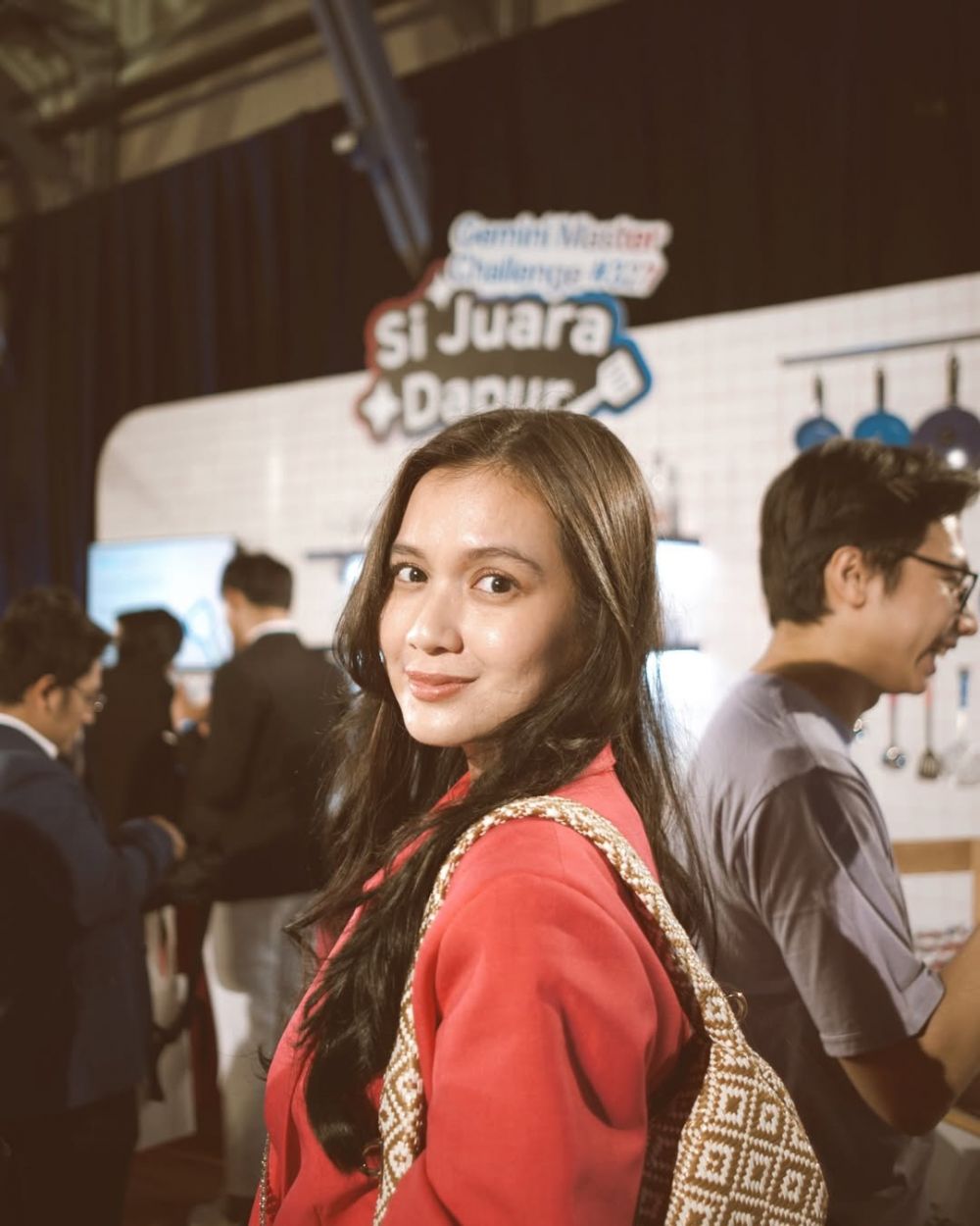 Kisah Dea Annisa jadi tulang punggung keluarga dan tunda pernikahan