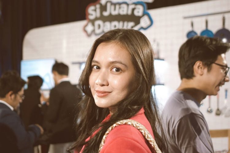 Kisah Dea Annisa jadi tulang punggung keluarga dan tunda pernikahan