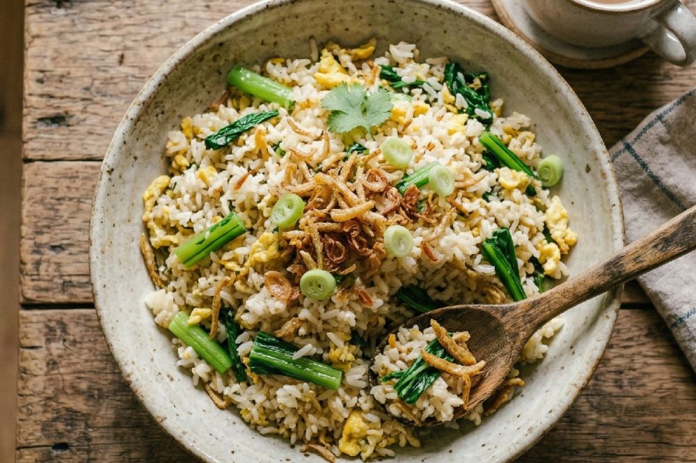 Di kulkas cuma ada nasi sisa semalam? Cobain resep nasi goreng putih untuk sarapan dari bahan seadanya