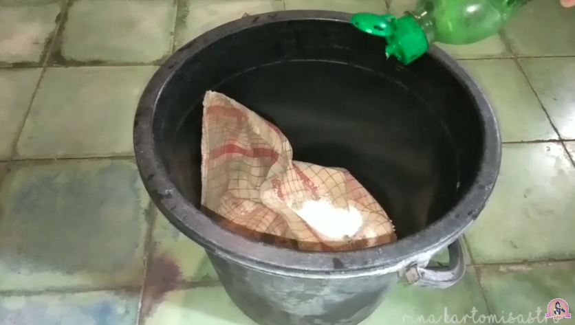Malas ngucek serbet kotor? Cobain cara praktis bahan dapur ini agar noda larut sendiri