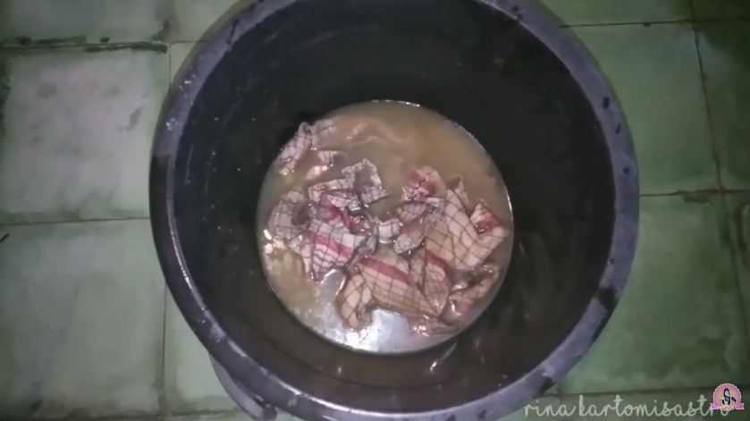 Malas ngucek serbet kotor? Cobain cara praktis bahan dapur ini agar noda larut sendiri