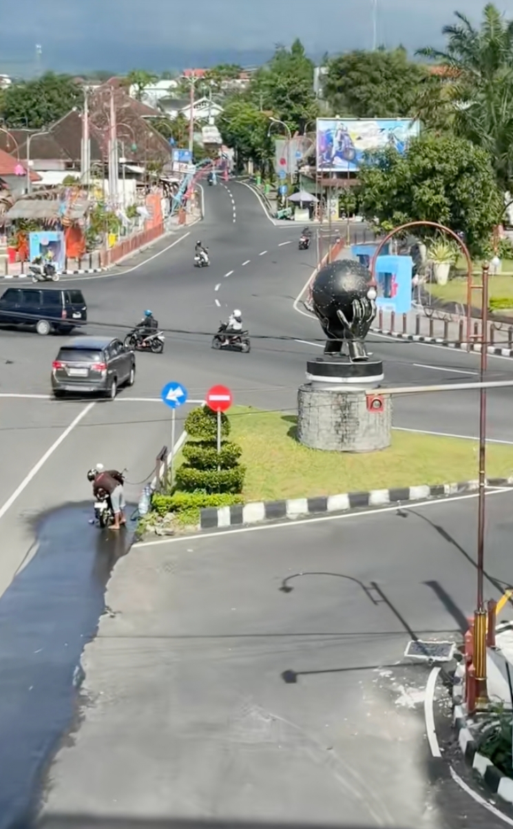 Bukan ke tempat pencucian, pria di Boyolali pilih sumur tua tengah kota buat bersihin motor