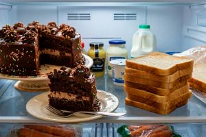 Bye-bye cake seret! Ini cara simpan kue sisa potongan tetap lembut maksimal pakai roti tawar