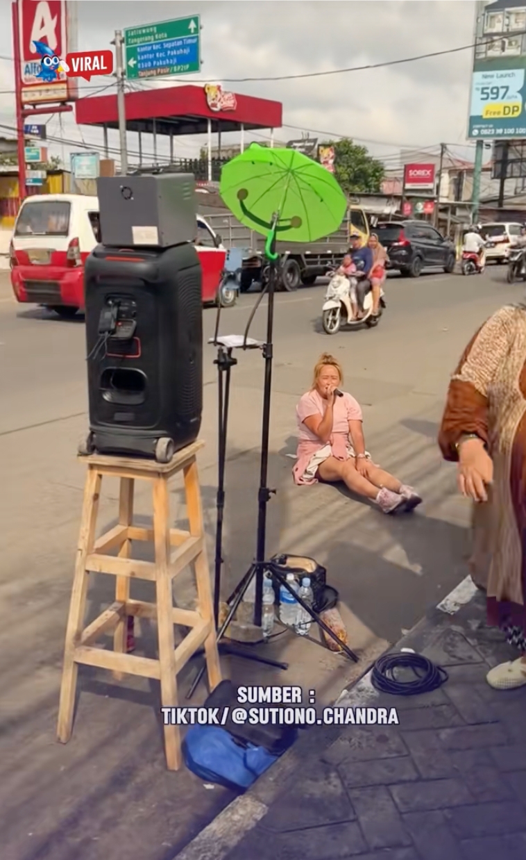 5 Gaya nyentrik Pinkan Mambo live nyanyi di pinggir jalan, pede lesehan hingga tiduran di aspal