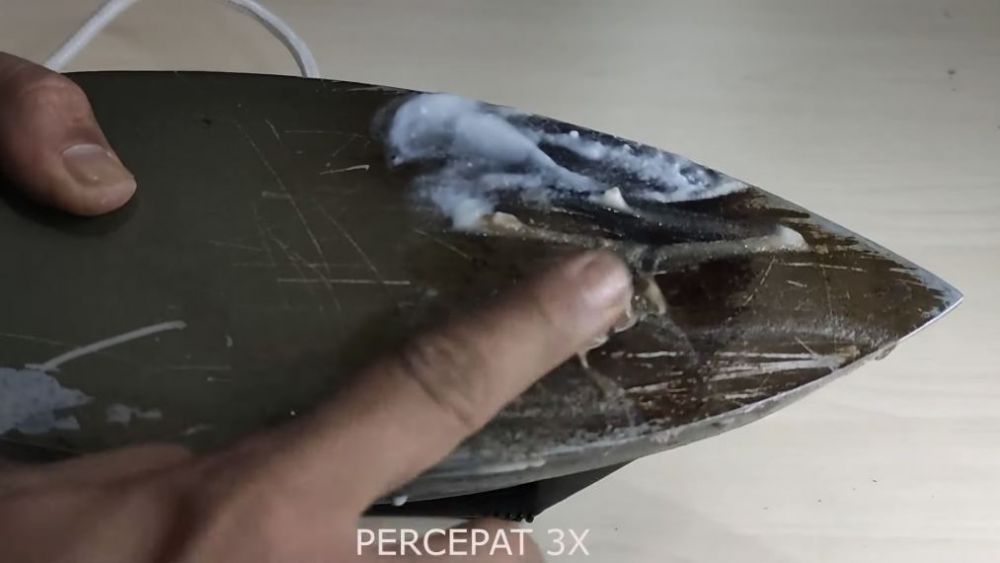 Tak perlu beli baru, begini solusi atasi setrika gosong hanya dengan modal dapur