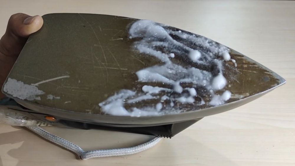 Tak perlu beli baru, begini solusi atasi setrika gosong hanya dengan modal dapur