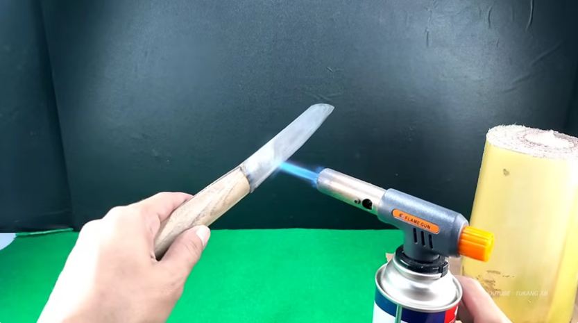 Cara mengasah pisau tumpul tanpa batu asah, cukup pakai bantuan batang pohon pisang