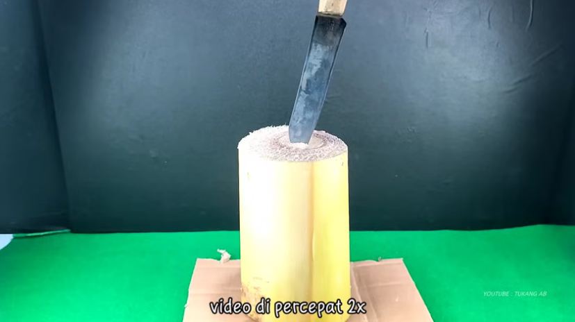 Cara mengasah pisau tumpul tanpa batu asah, cukup pakai bantuan batang pohon pisang