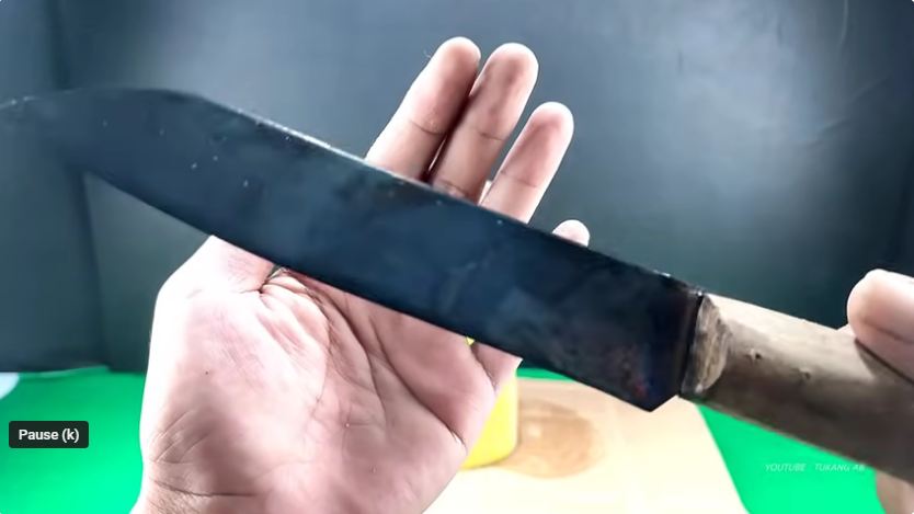 Cara mengasah pisau tumpul tanpa batu asah, cukup pakai bantuan batang pohon pisang