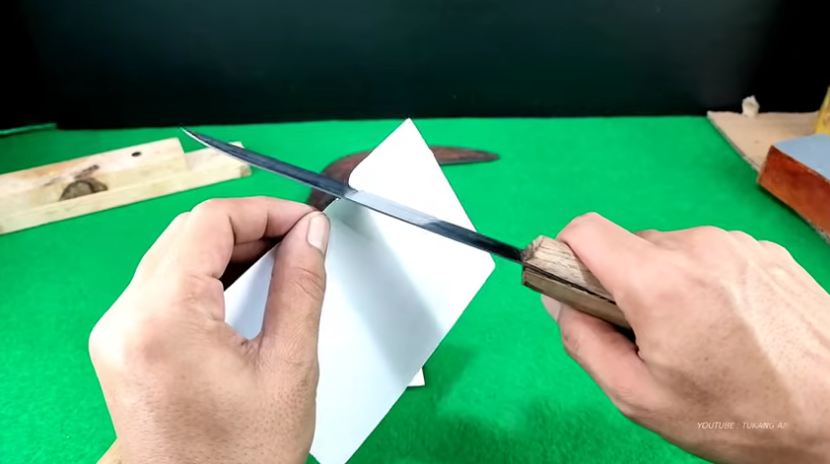 Cara mengasah pisau tumpul tanpa batu asah, cukup pakai bantuan batang pohon pisang