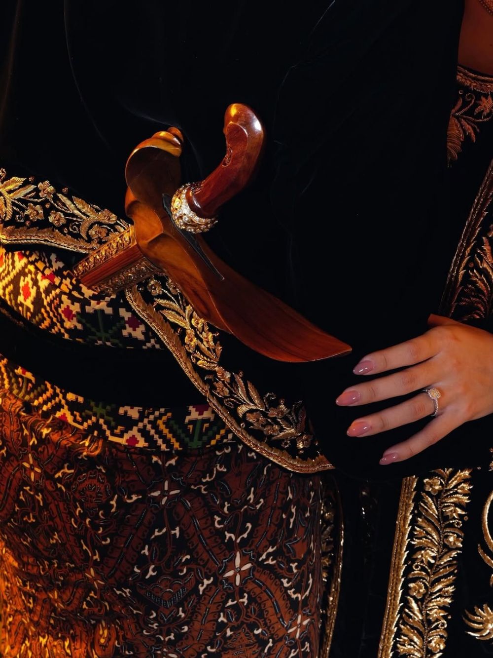 5 Gaya klasik Jennifer Coppen & Justin Hubner berbusana adat Jawa, penyatuan hati memulai kisah abadi