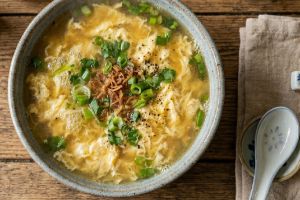 Cuaca tak tentu bikin rawan sakit? Cobain yuk resep sup telur yang hangat dan siap saji dalam 10 menit