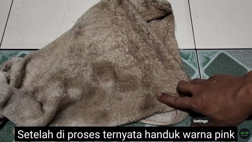 Bintik hitam di handuk susah hilang? ini trik cuci pakai micin dan sabun cuci piring