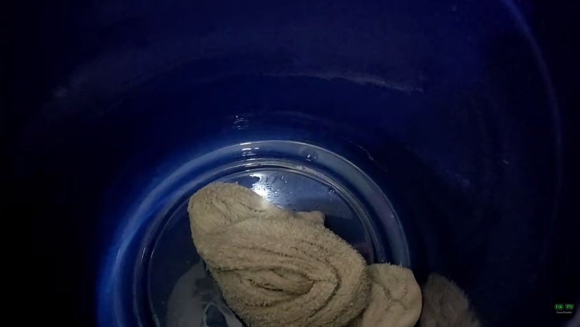 Bintik hitam di handuk susah hilang? ini trik cuci pakai micin dan sabun cuci piring