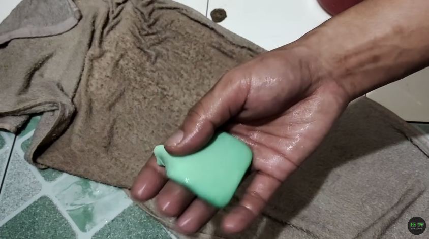 Bintik hitam di handuk susah hilang? ini trik cuci pakai micin dan sabun cuci piring