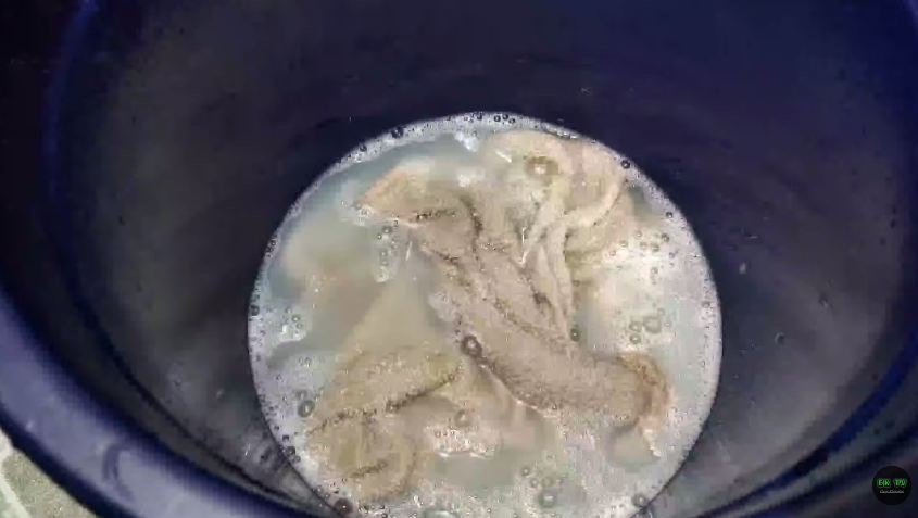 Bintik hitam di handuk susah hilang? ini trik cuci pakai micin dan sabun cuci piring