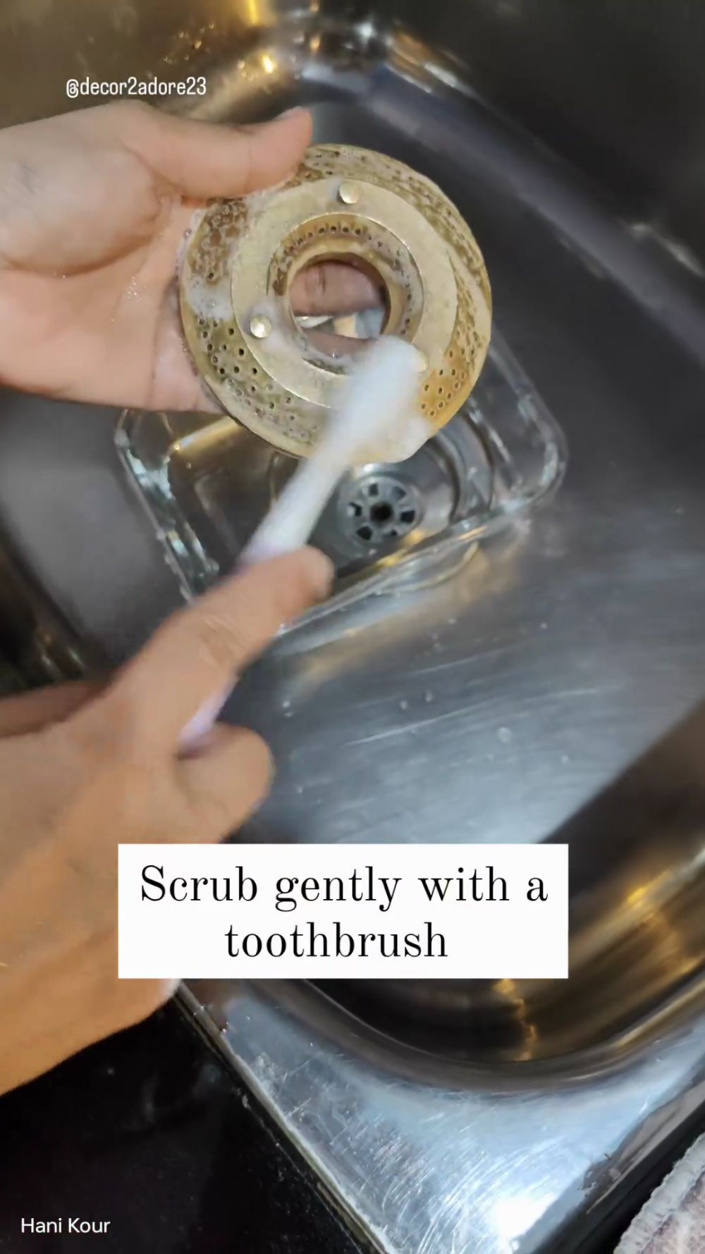 Kerak hitam di burner kompor susah hilang? Coba rendam dengan 3 bahan ini selama 3 jam