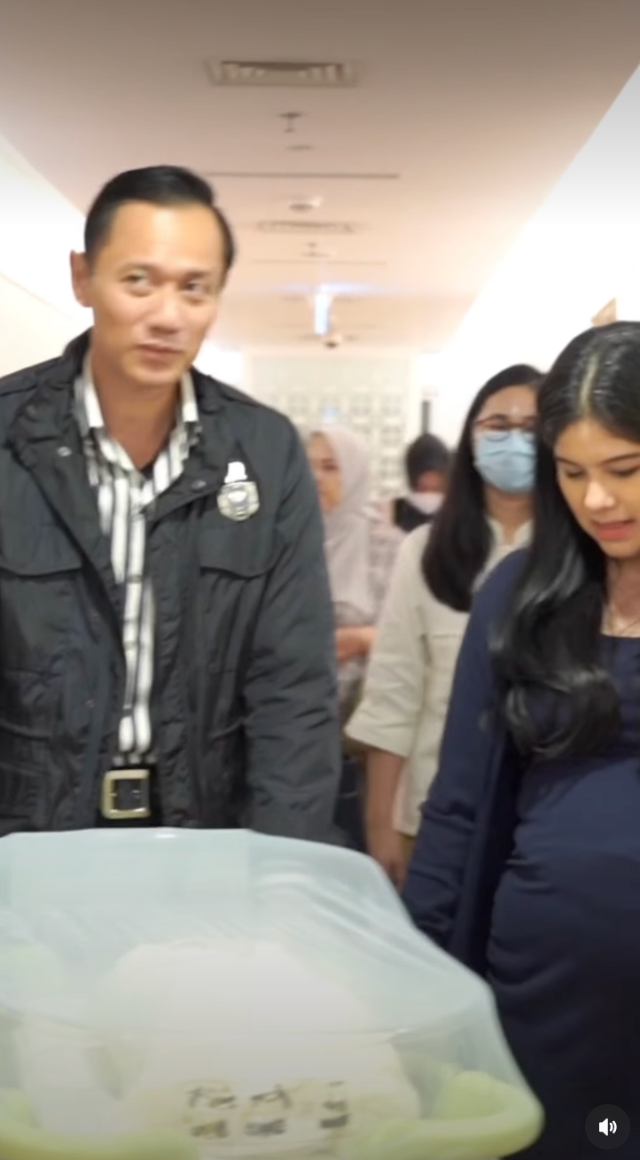 5 Potret hangat AHY jemput AHY Junior pulang ke rumah, aksi gendong baby hati-hati penuh sayang