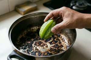 Cara hilangkan kerak gosong di panci yang selama ini bikin frustrasi, modalnya cuma 1 buah