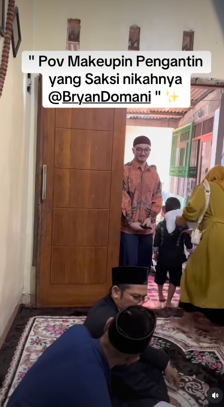 5 Potret Bryan Domani jadi saksi nikah ART, membaur dengan warga dan dikerubungi ibu-ibu