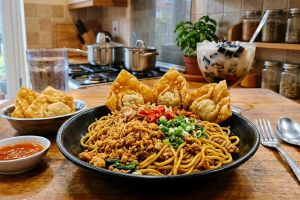 Resep mie gacoan ala rumahan yang pedas gurih dan praktis, dijamin bikin ketagihan