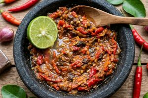 Cara bikin sambal terasi mentah yang tidak cepat basi dan tips penyimpanan yang benar