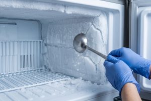 Bunga es freezer menumpuk tebal? Cukup pakai sendok sayur, begini cara membersihkannya