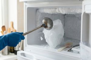 Cukup pakai sendok sayur, begini cara bersihkan bunga es freezer yang aman dan efektif